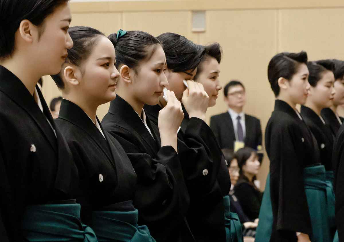 タカラジェンヌへ一歩　宝塚音楽学校で卒業式、初舞台へ巣立ち